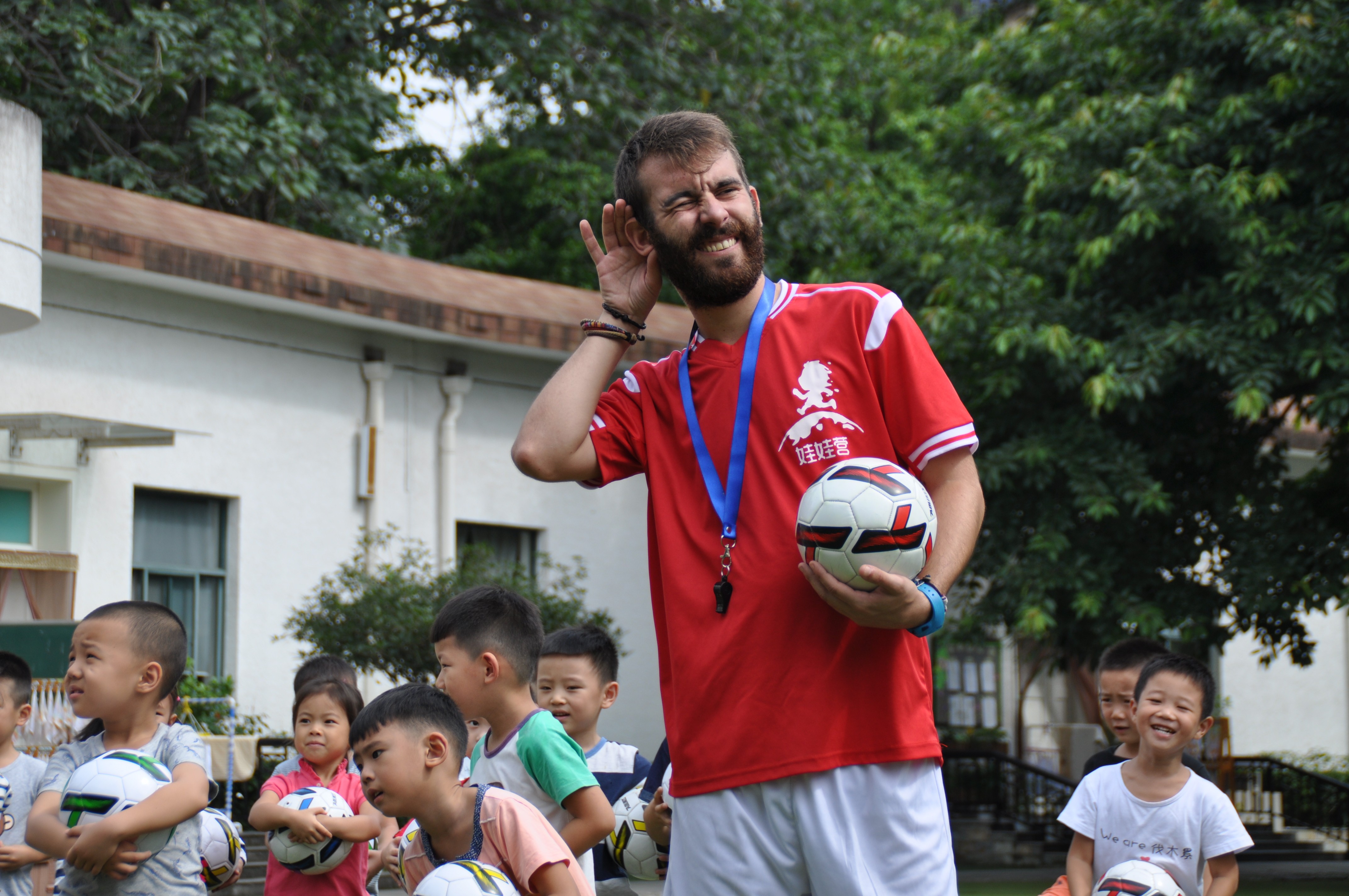 娃娃营外教访谈(3)佩佩:足球发展要先培养孩子