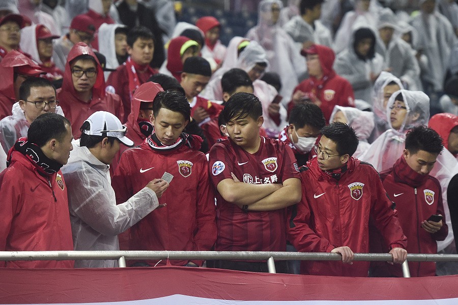 图集:客战浦和一触即发,上港球迷雨中呐喊助威