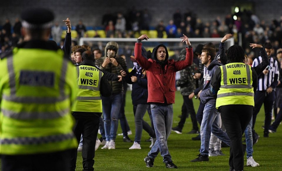 想干架,英甲球迷赛后冲入球场 — 斯肯索普|米尔沃尔|懂球帝