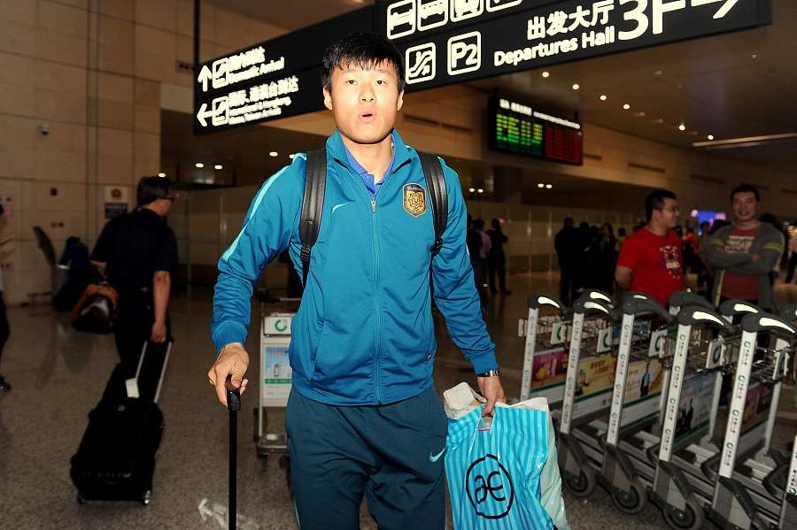 图集:江苏苏宁易购球员返回南京,吉翔微笑面对
