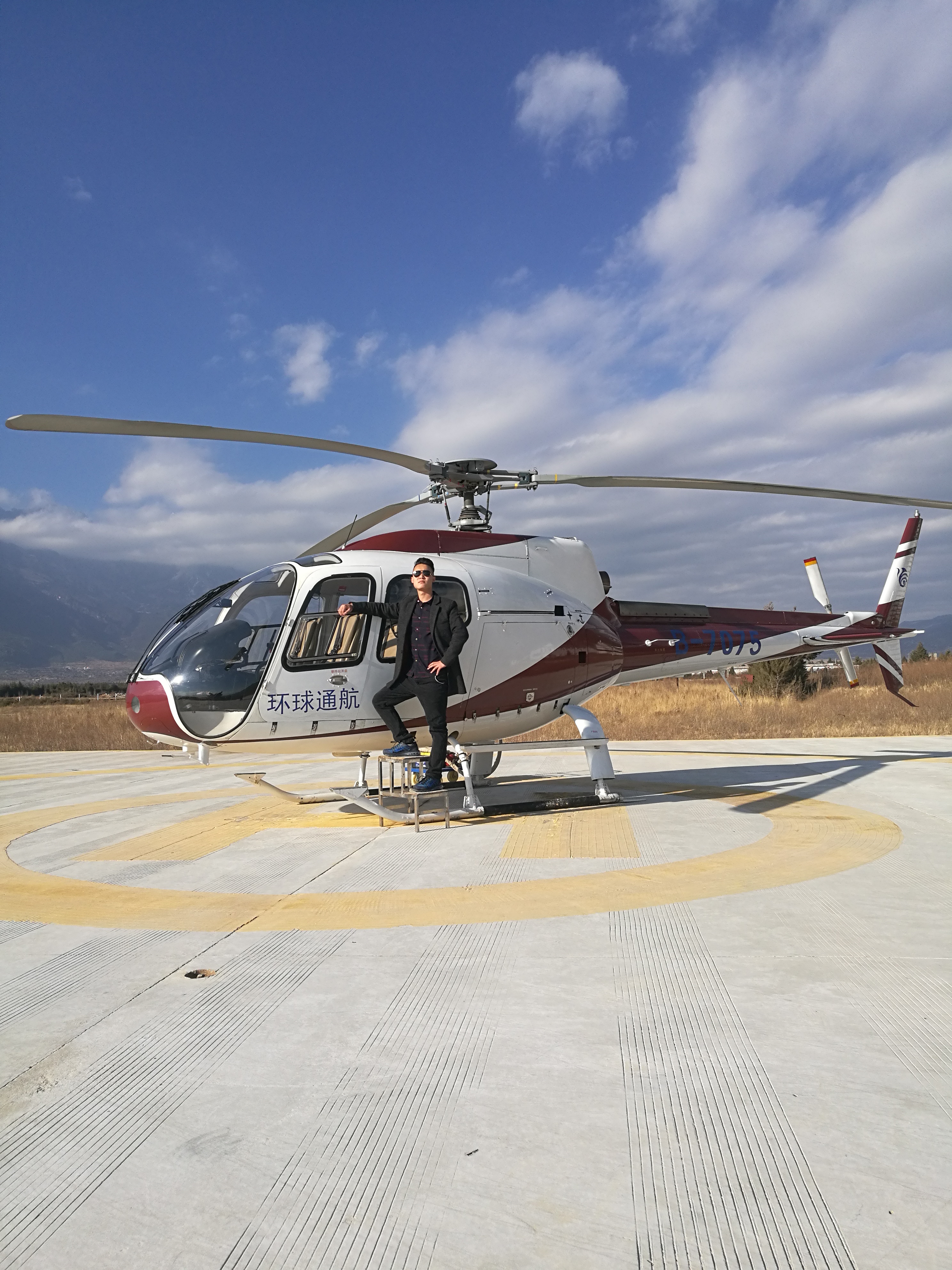 图集:束昱辉乘直升机视察俱乐部,李玮锋接机