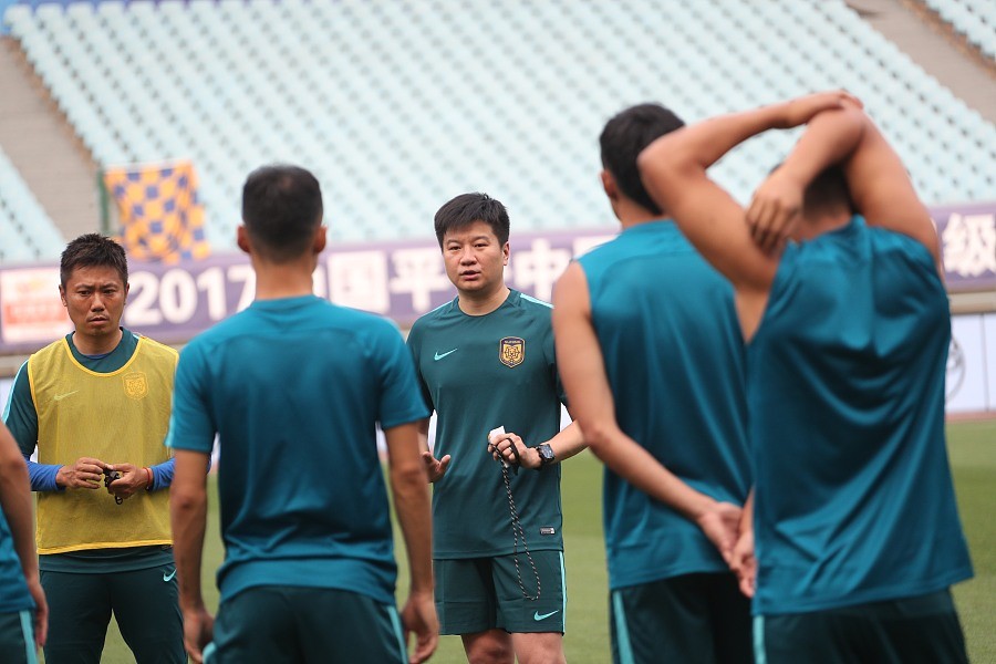 图集:李金羽带苏宁全队备战,萨巴蒂尼现场观看