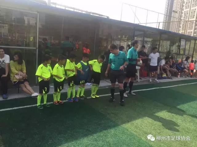 柳州市第三届青少年足球联赛开赛,众足球场免