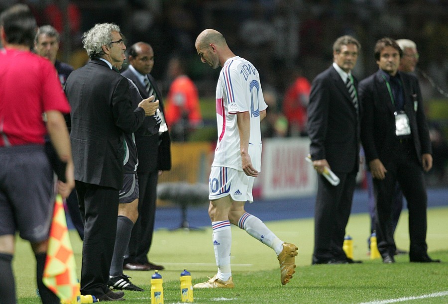 新闻正文  11年前,齐达内也在决赛留下一个落寞的背影