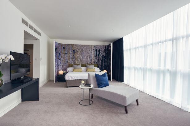 而是一直住在曼彻斯特洛瑞酒店(lowry hotel)的豪华套间中