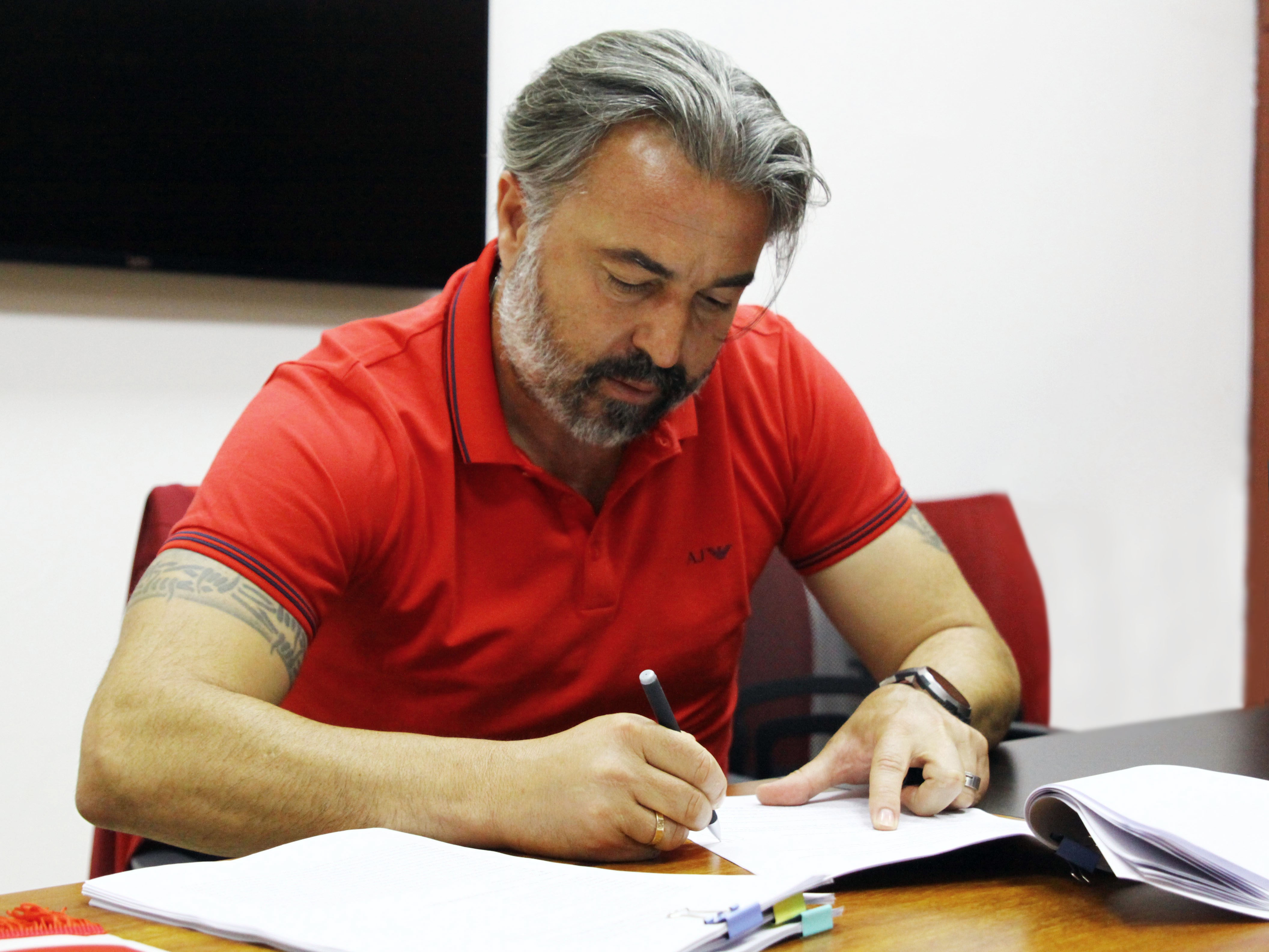 关于聘请亚森先生担任建业足球队主教练的公告