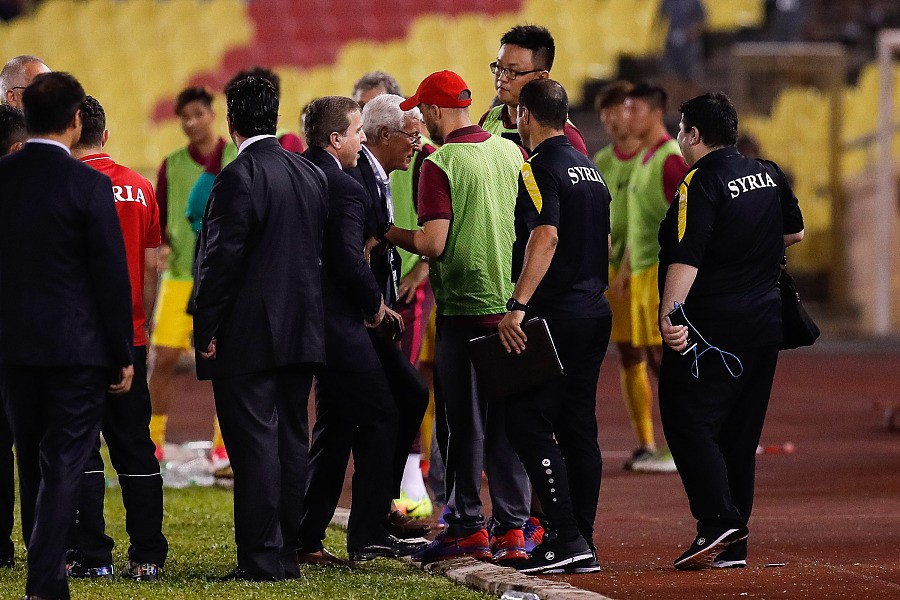 图集:在聊些什么?里皮赛后与叙利亚主帅攀谈