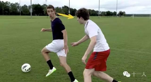 足球技巧:背身摆脱必杀技-内侧跨步假动作