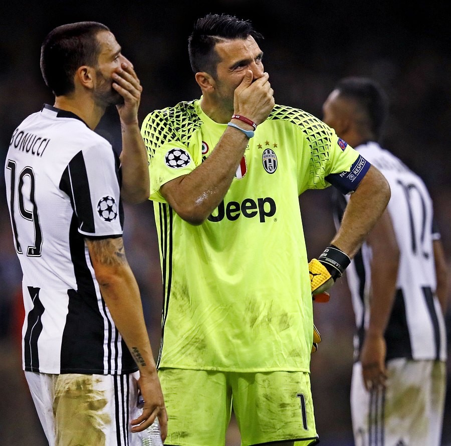 新闻正文  然后博努奇对阿尔维斯使出一记锁喉,准备动手打他.