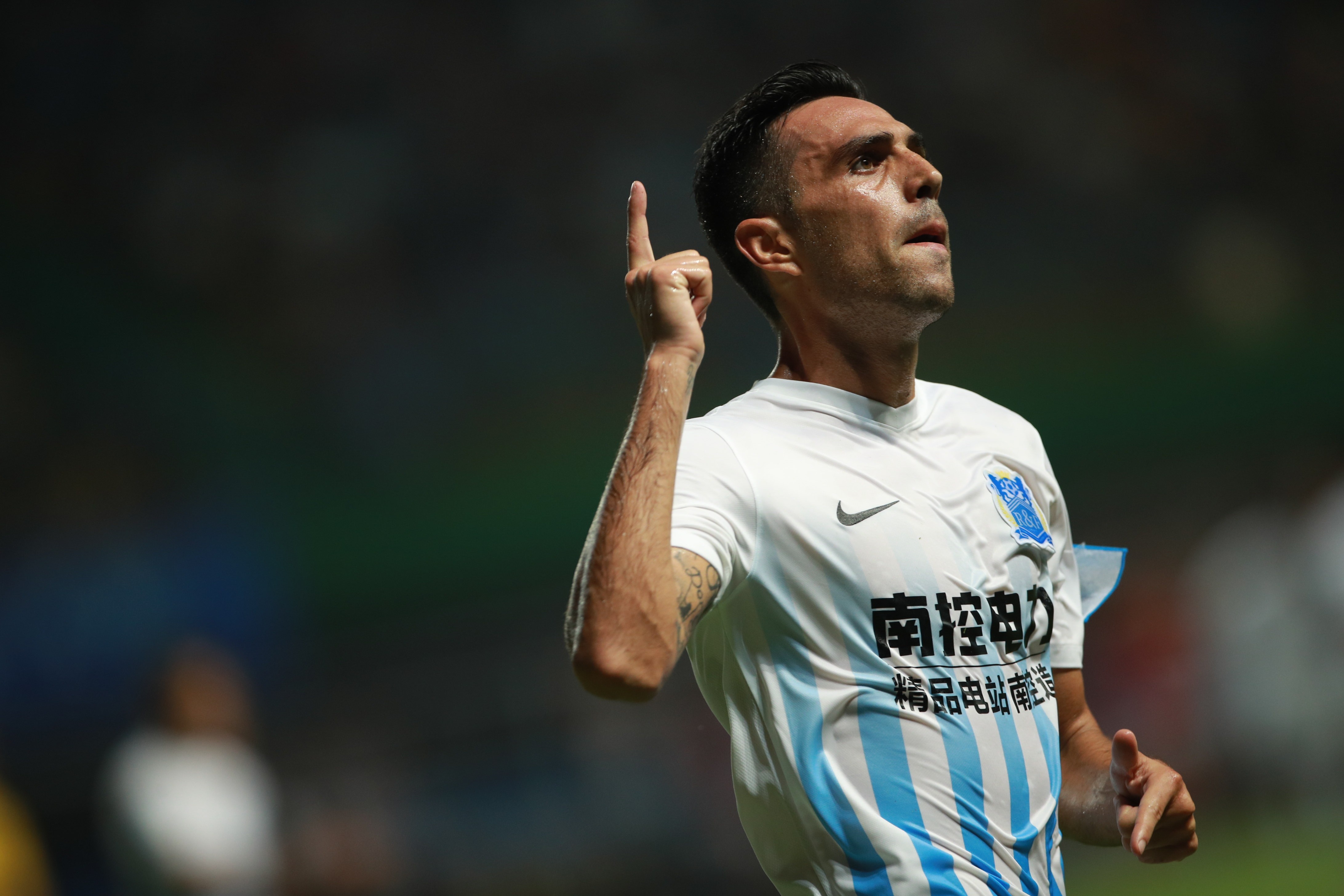 扎哈维继续扮演"恒大克星"角色,伤愈归来的小雷同样