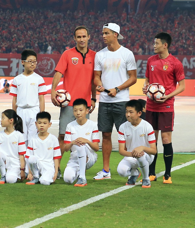图集:c罗空降中超赛场,与小球童热情合影
