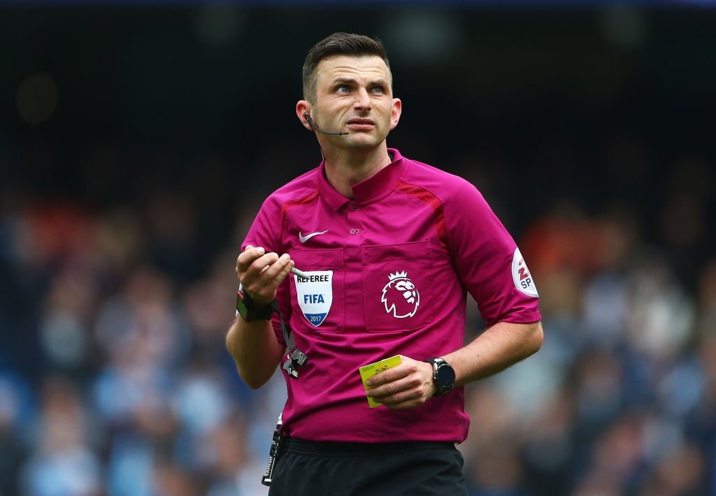 英超官方确认:迈克尔-奥利弗将担任我城新赛季揭幕战主裁判