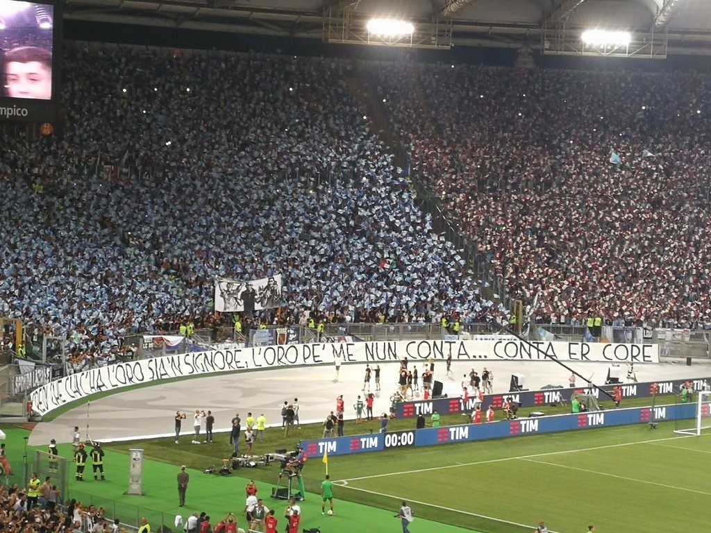 在尤文图斯和拉齐奥的意大利超级杯中,蓝鹰的死忠球迷在奥林匹克球 