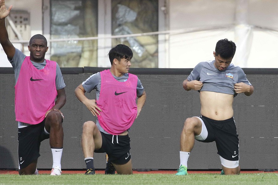 图集:权健赛前踩场训练,王永珀开怀大笑心情好