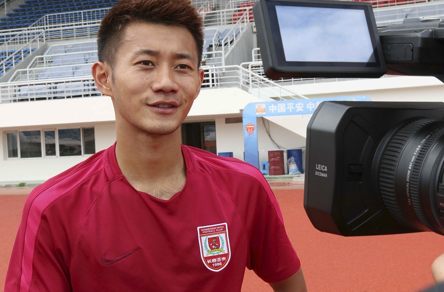 图集:长春亚泰训练受追捧,球迷向球员赠送题字 — 长春亚泰|杜震宇