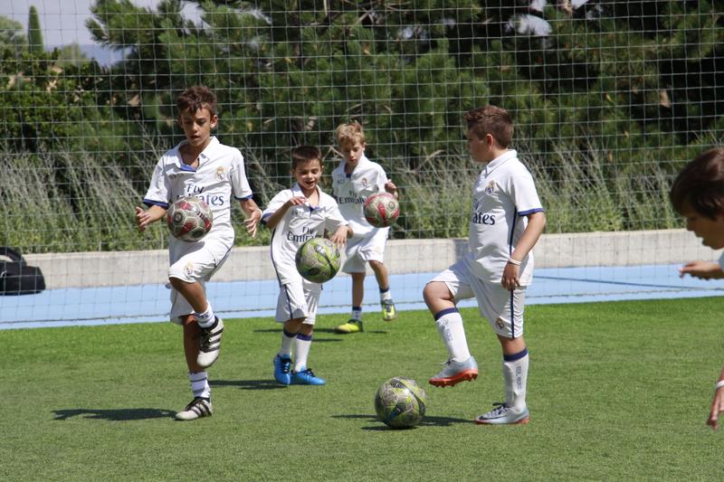 孩子几岁开始学踢足球最好?