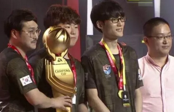 丁材荣韩服排位集锦,看了第一个进球我感觉他