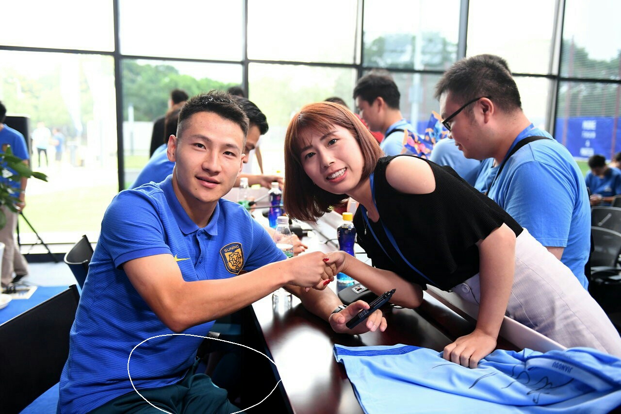 苏宁徐庄训练基地球迷开放日:顾超透露训练之余还喜欢打拳击