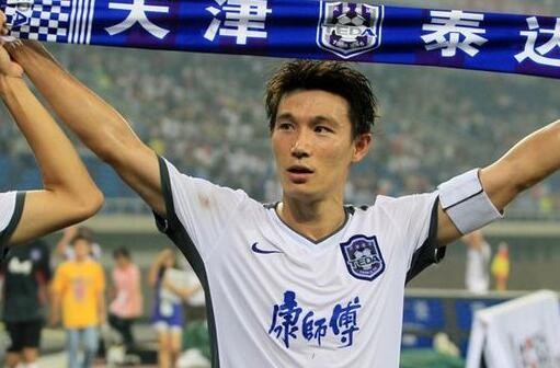 曹阳是泰达的郑智,而身边却没有张琳芃