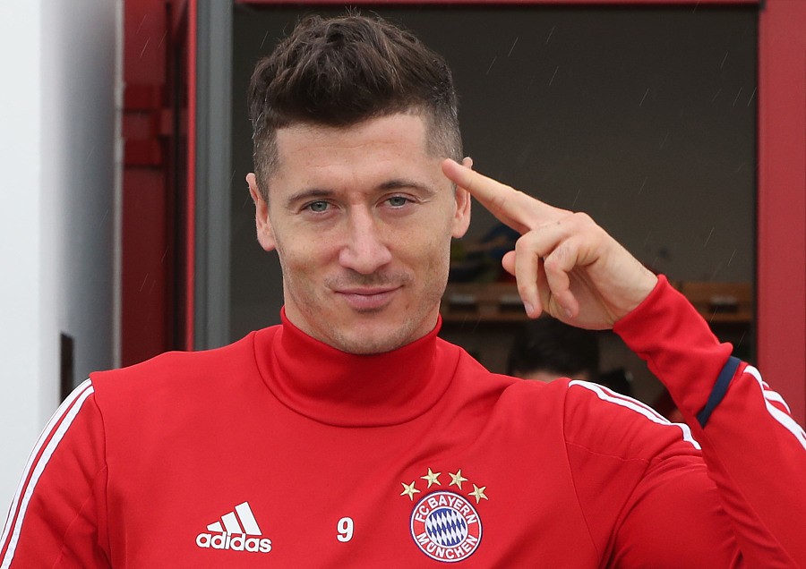 图集:拜仁赛前训练备战,莱万面露微笑单手耍帅