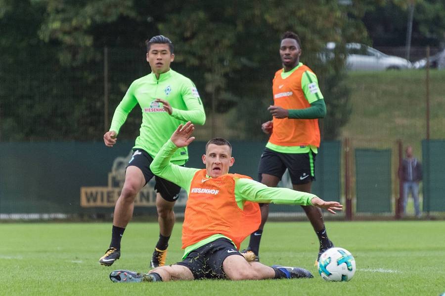 而是单独恢复,前锋张玉宁由于大腿肌肉轻微拉伤,缺席了本次训练