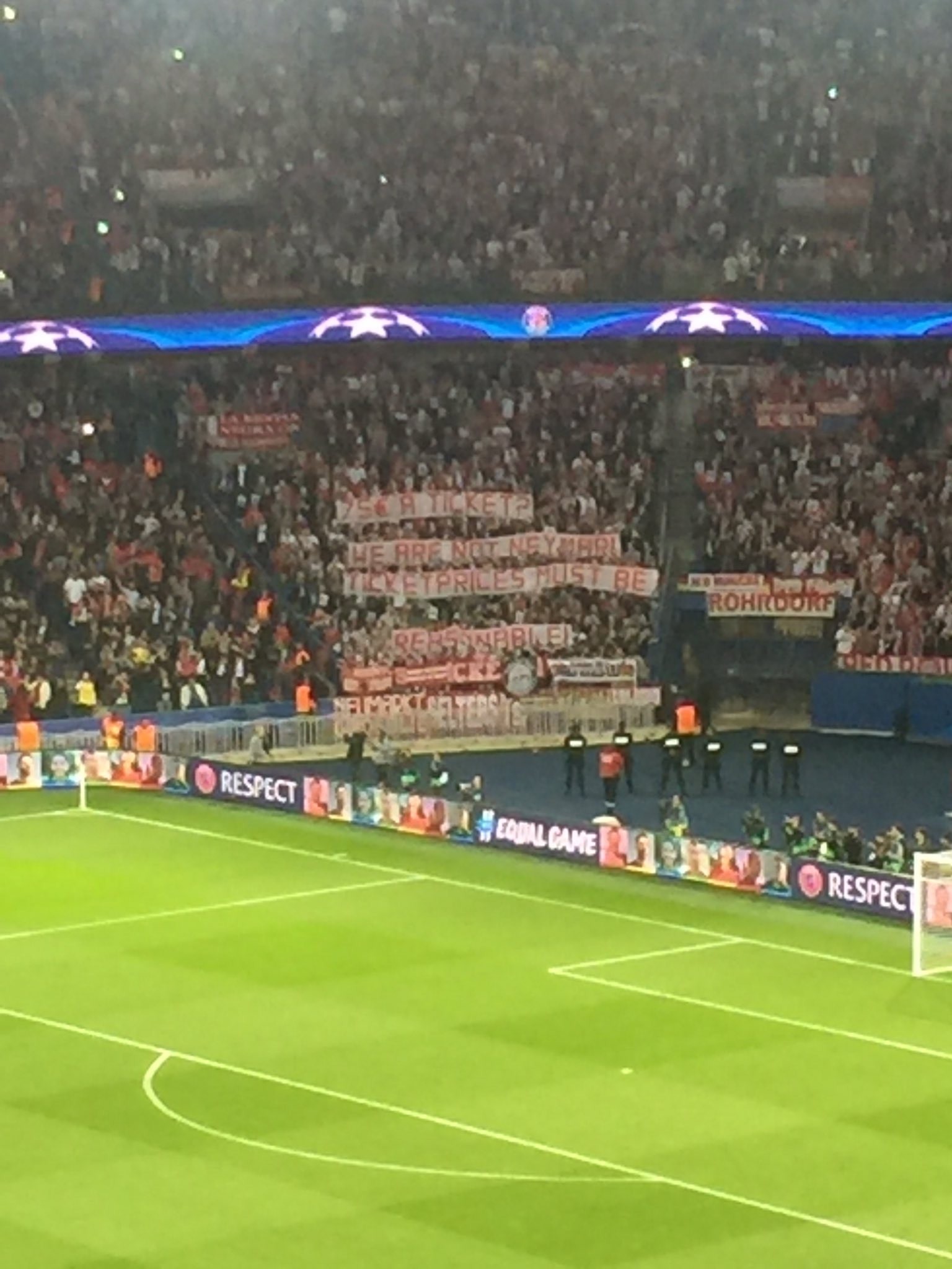 巴黎球票太贵,拜仁球迷抗议 - 拜仁慕尼黑|巴黎