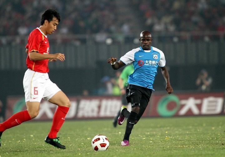 冯潇霆(左)代表广州恒大参赛,1-0击败老东家大连实德
