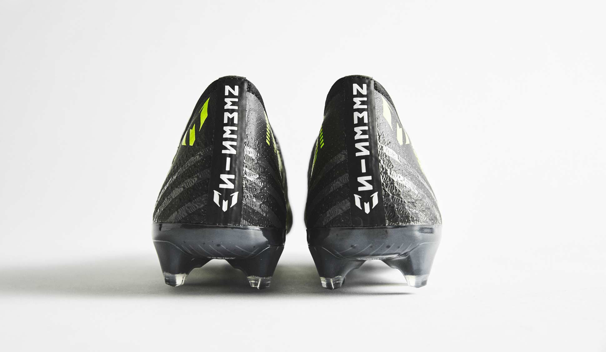 阿迪达斯NEMEZIZ系列无鞋带超顶球鞋震撼来