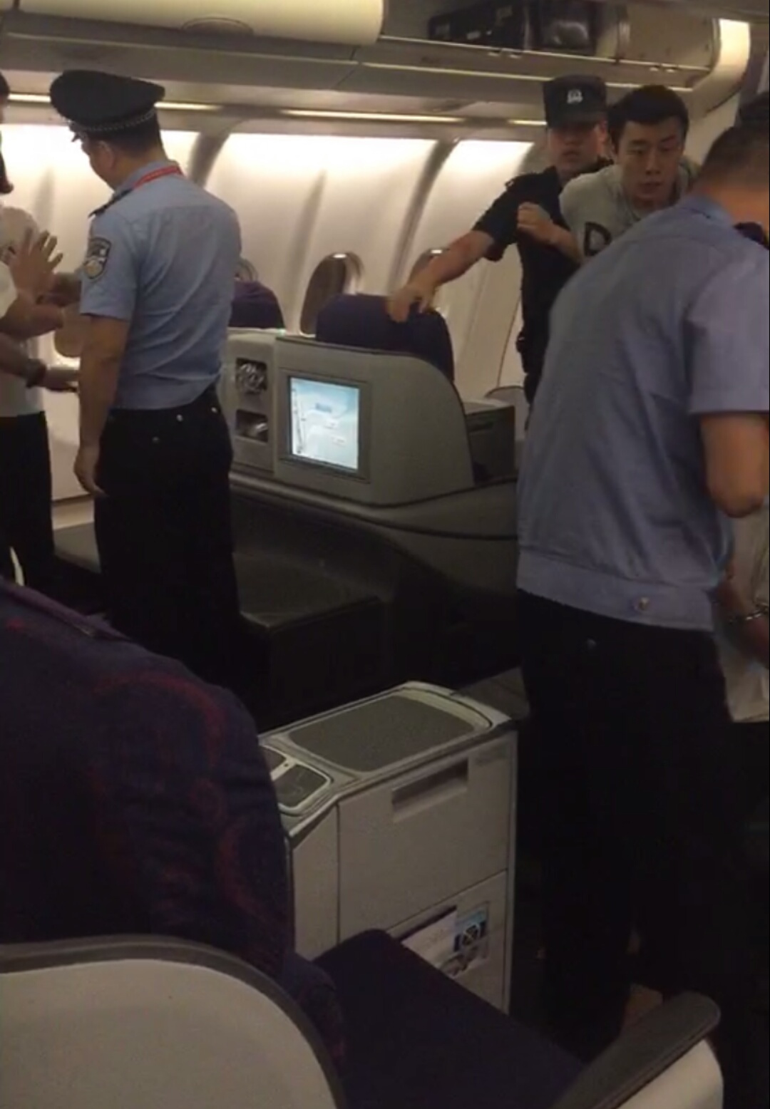 疑似李磊的乘客与一女子在飞机上被警察带走 — 北京中赫国安|李磊|懂