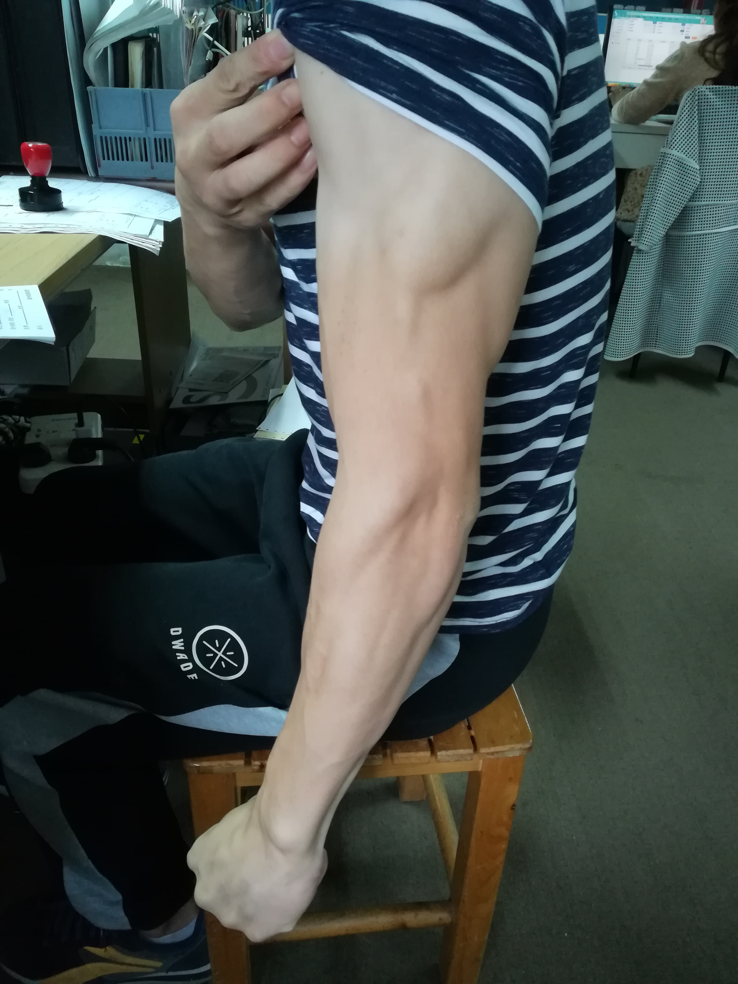 手臂最粗的地方在三头,二头只有发力的时候才会很明显给你们长点见识