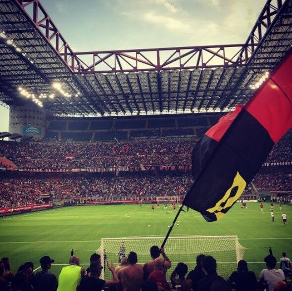 懂球帝海报:红与蓝,明晨谁将主宰米兰城?