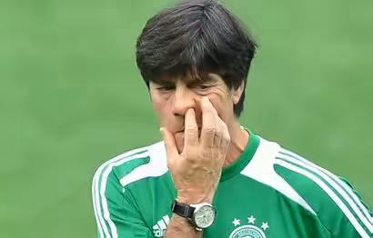 扎卡在克莱维利绝杀时摸鼻子,被外国网友黑惨了