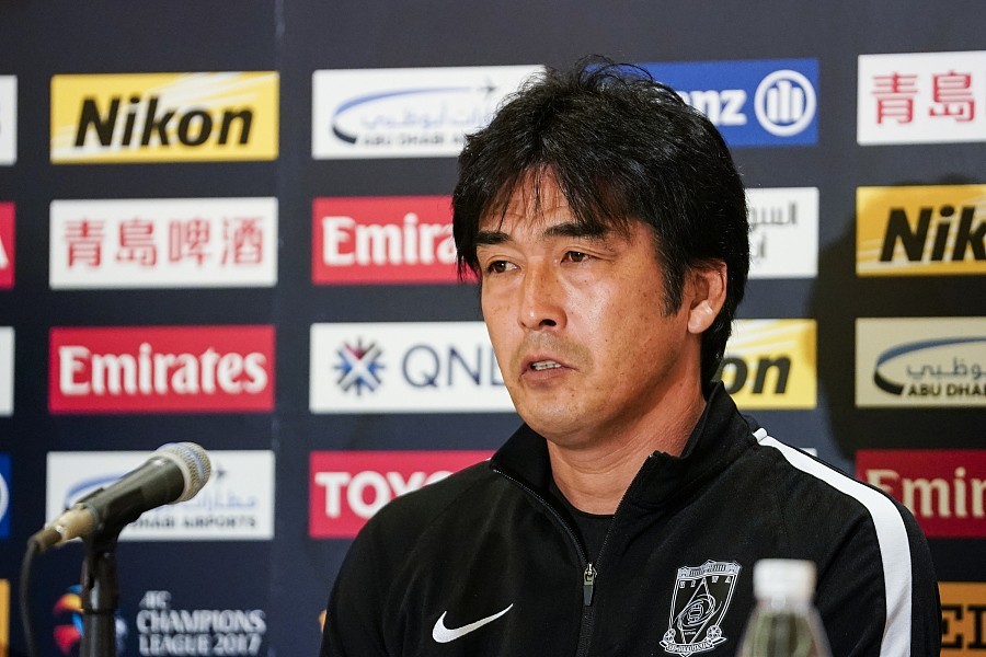 中后卫开始踢左右边后卫(槙野智章,远藤航),防守型中场(阿部勇树)开始