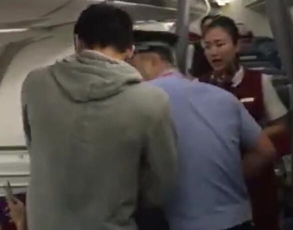 李磊与民警冲突完整视频曝光 李磊事件真相其他乘客都看不过去了