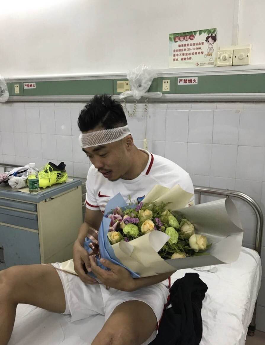 前额撕裂伤,赵旭日接受治疗 - 天津权健|赵旭日