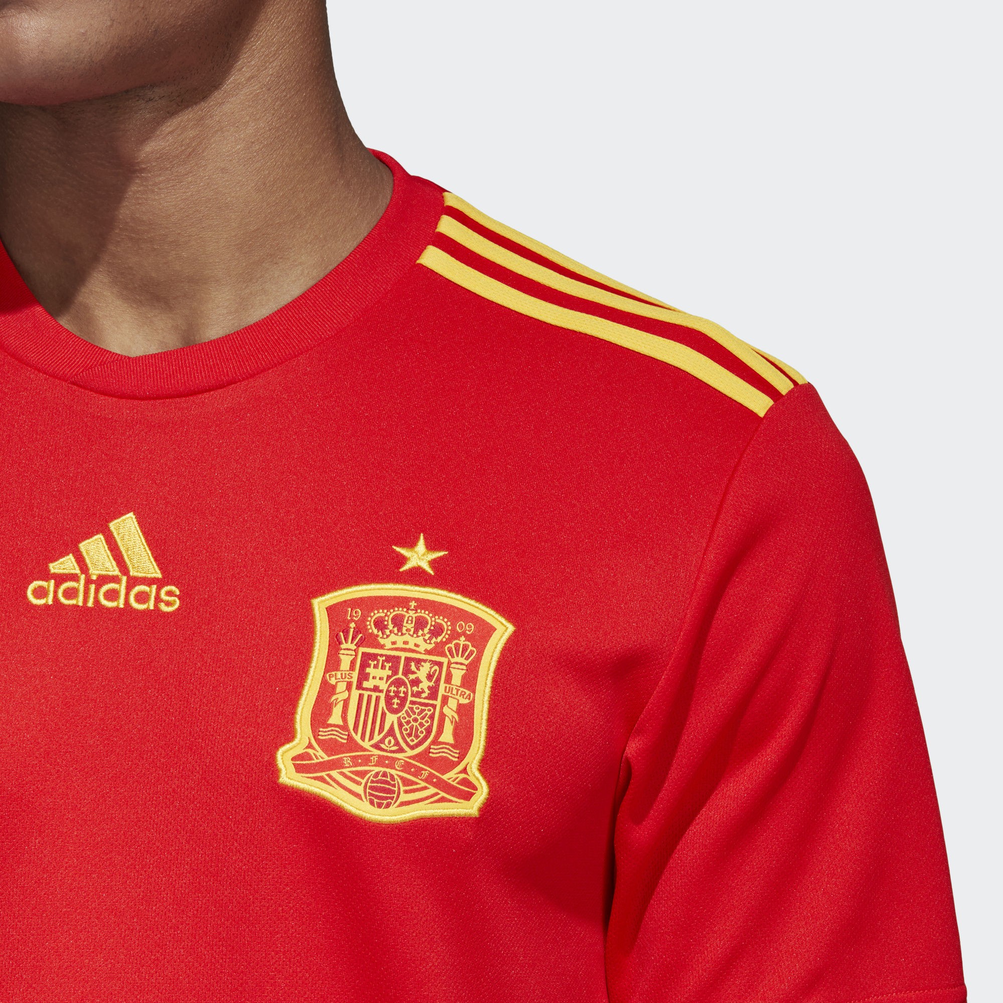 三钻荣光!西班牙国家队2018世界杯球衣发布!
