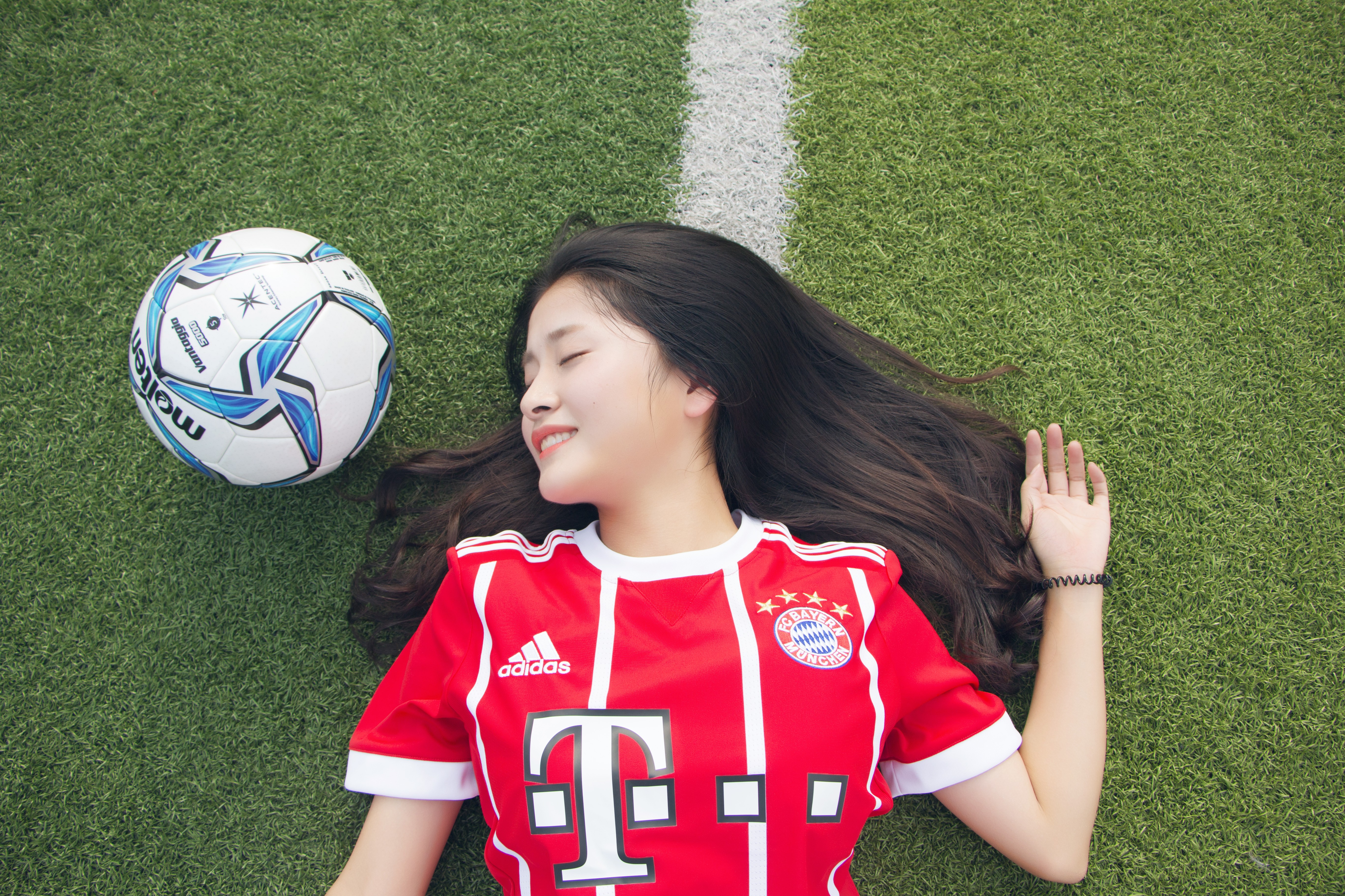 女球迷采访:她希望能在业余球场上见到更多学生军