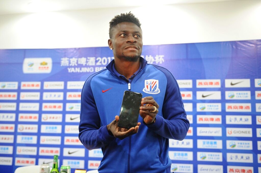 当选足协杯半决赛最佳球员,马丁斯获颁手机奖
