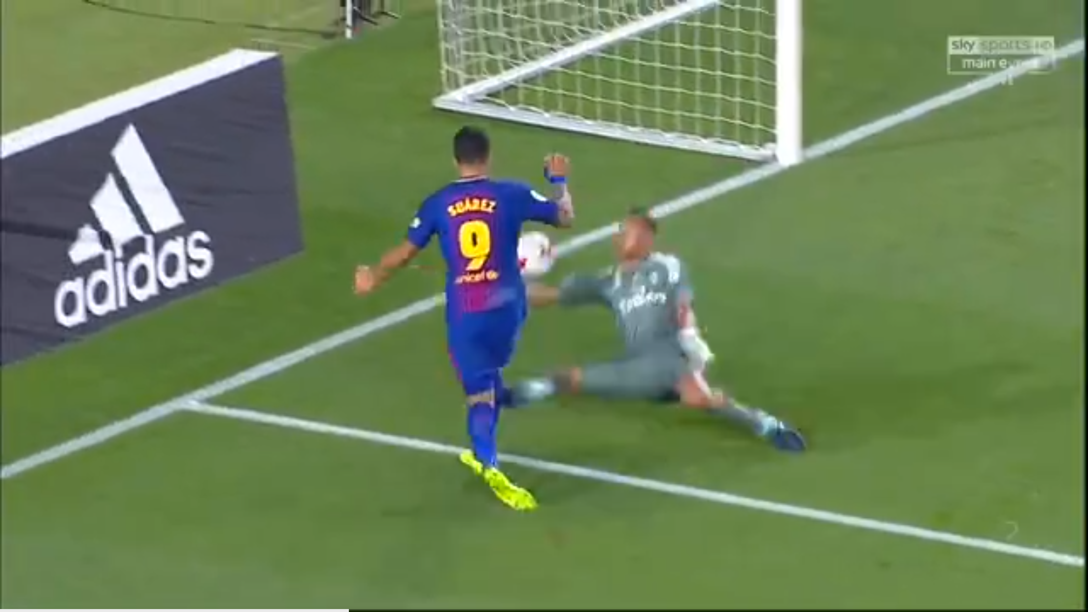 一看就是老实人?禁区摔倒被识破,保利尼奥笑了