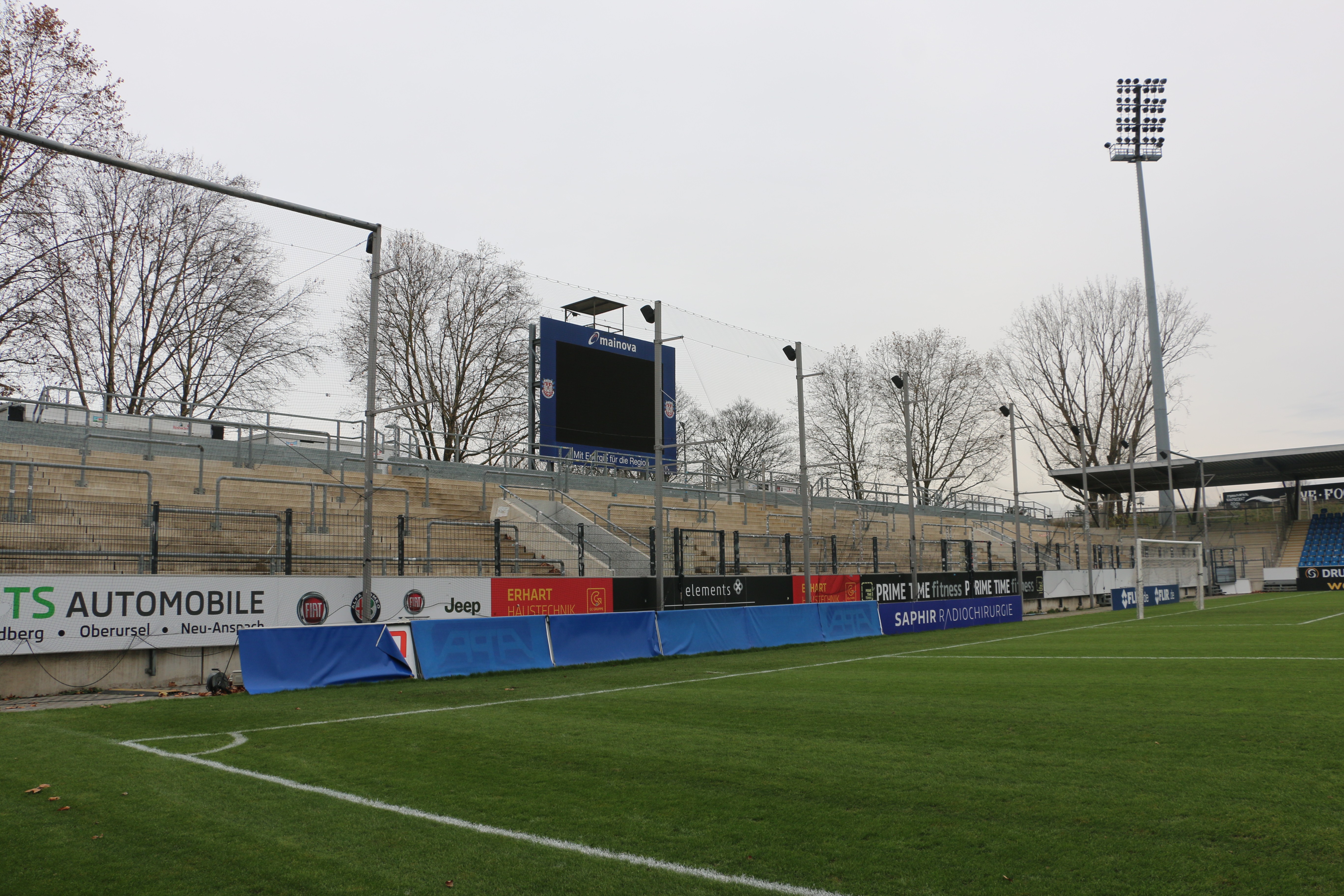 fsv法兰克福的主场在2009年翻新启用,两边球门后的"死忠看台"都没有