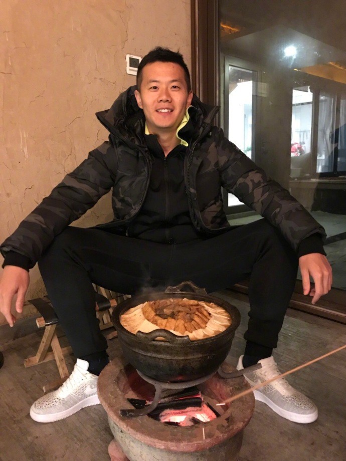 图集:黄博文携亲朋乡村烤串,路边小猫围坐炉边