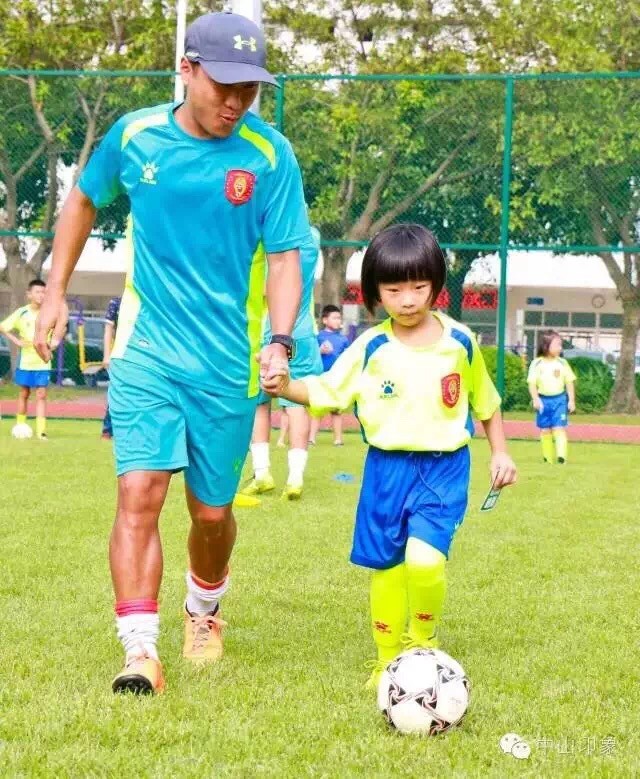 吴坪枫用实际行动回馈家乡,创办矮脚虎足球俱乐部