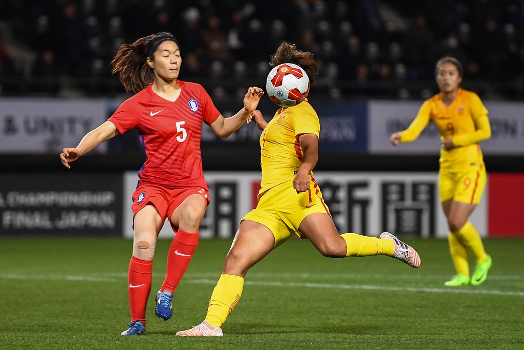 比赛图集:中国女足庆祝胜利,李玟娥奋力争顶球衣飞起