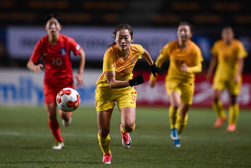 比赛图集:中国女足庆祝胜利,李玟娥奋力争顶球衣飞起