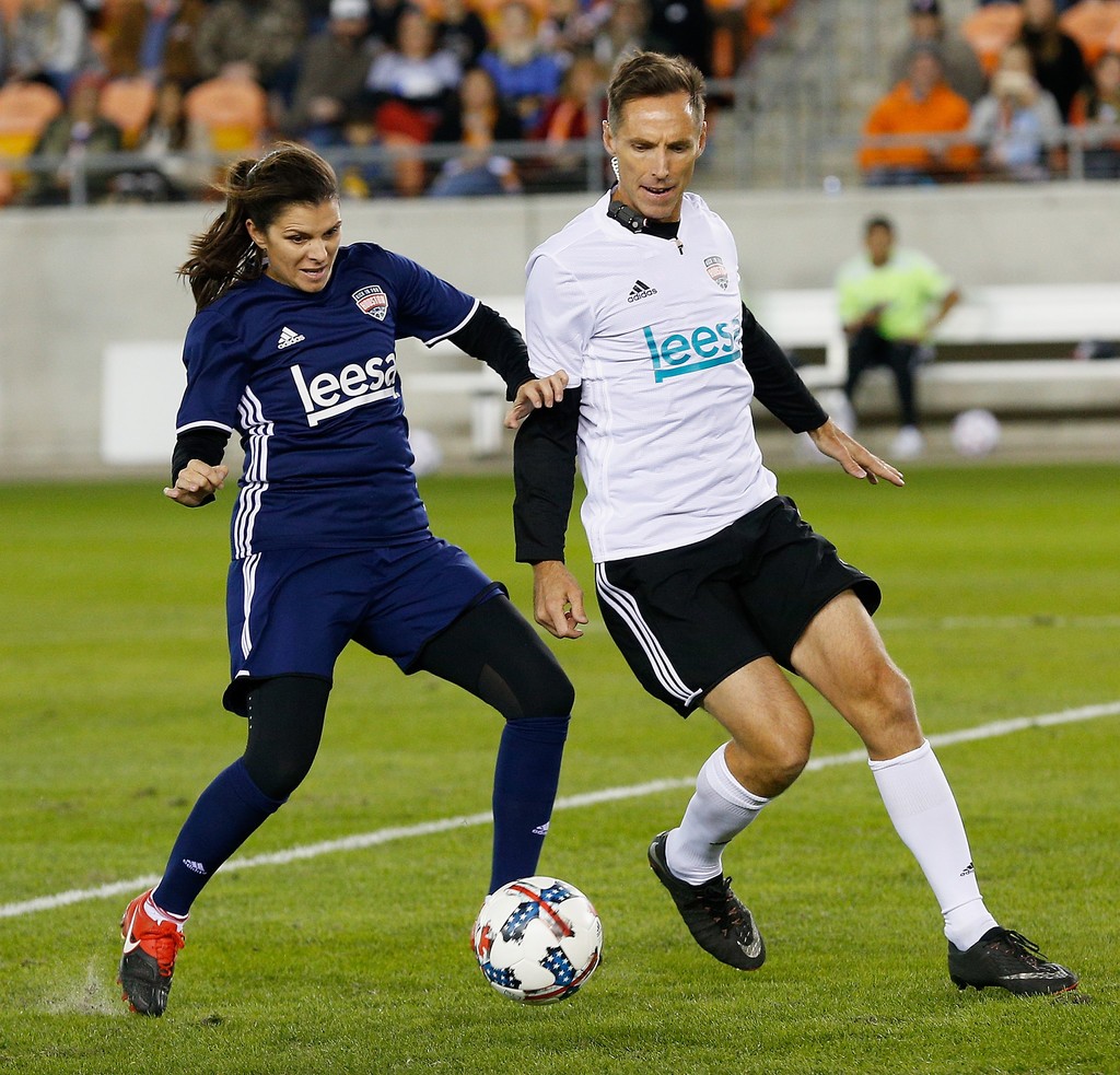 为灾区募捐,前NBA球星纳什参加公益慈善足球赛