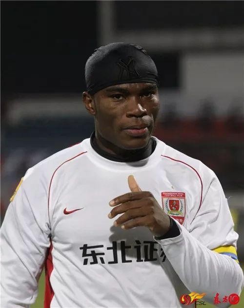 36岁高龄获中国足球先生堪比郑智的传奇足球