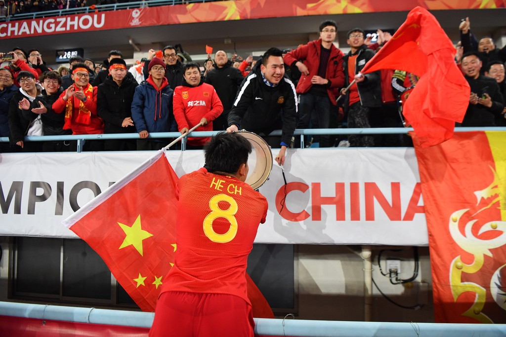 图集:u23国足首战告捷,队长何超带领球员击鼓谢场