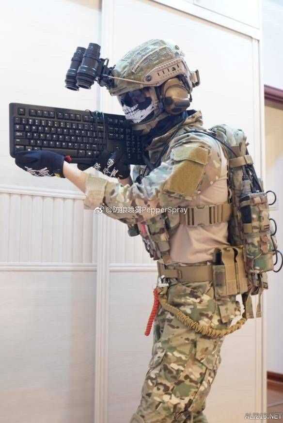 国安众将健身房内进行训练张稀哲锻炼身体平衡能力