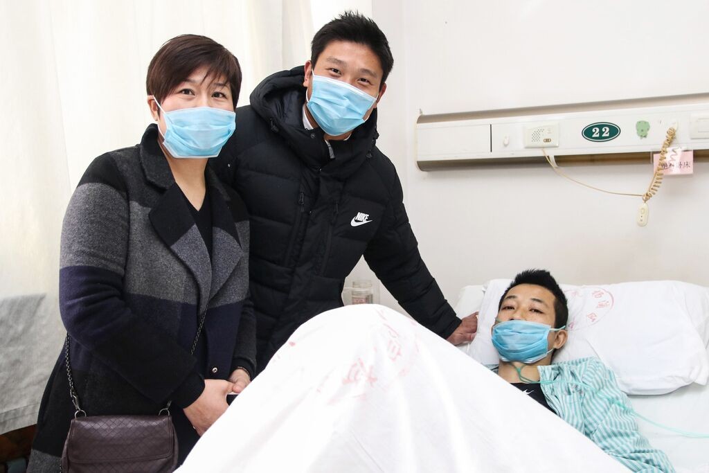 暖心,上港探望患病足球教练