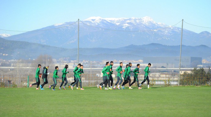 图集:绿城抵达巴塞罗那,球队在蒙特塞尼山脉附